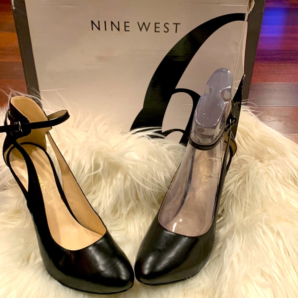 Classy timeless black pumps